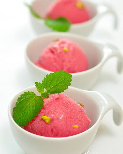 Рецепт малинового мороженого с йогуртом