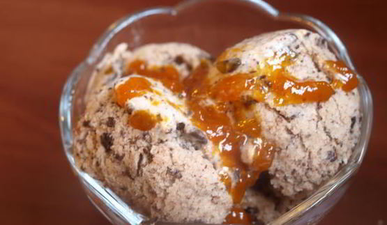 мороженое из топленого молока с шоколадной крошкой