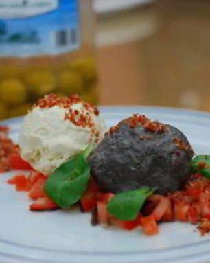 Мороженое из зеленых и черных оливок