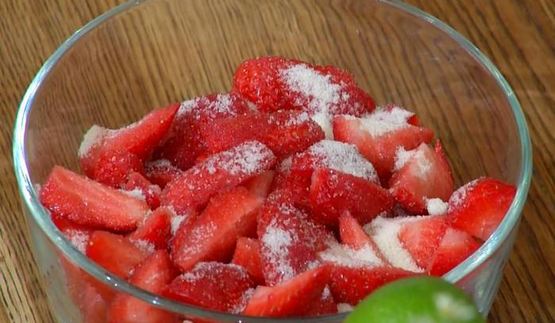 мороженое с клубникой