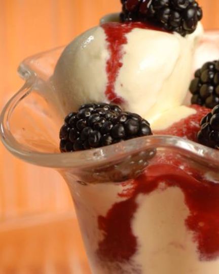 Рецепт мороженого с кулиссой из ежевики