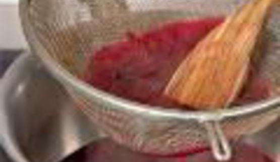 мороженое с кулиссой из ежевики