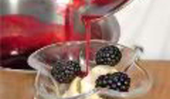 мороженое с кулиссой из ежевики