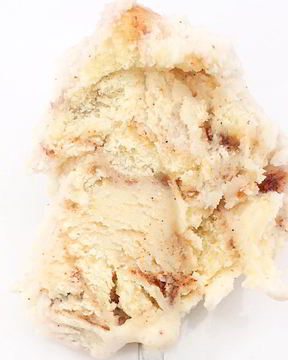 Мороженое с кусочками булочки синнабон и коричным соусом