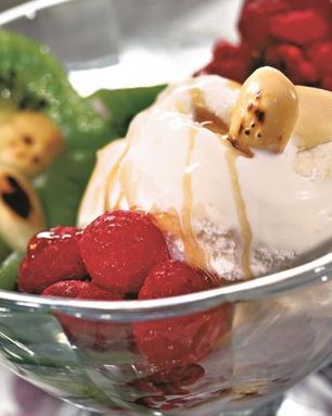 Мороженое с малиной и киви