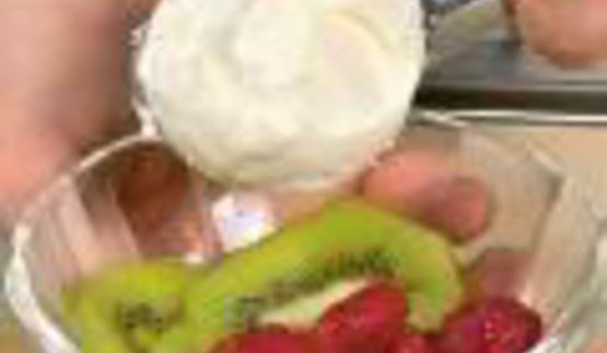 мороженое с малиной и киви