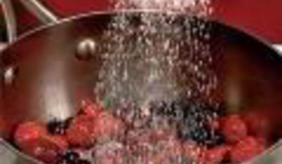 рисовое мороженое с ягодным соусом