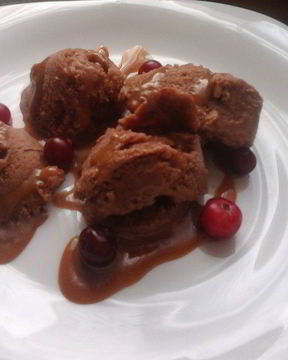 Шоколадное мороженое с карамельным соусом