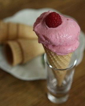 Творожно-малиновое мороженое
