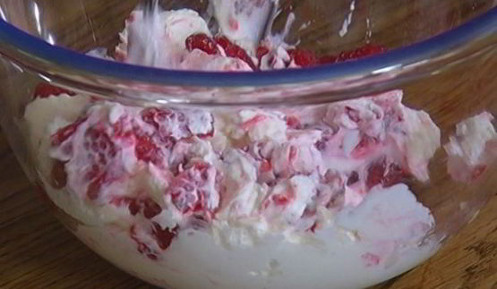 творожно-малиновое мороженое