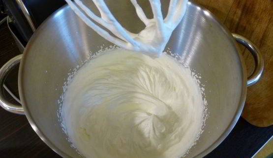 ягодное мороженое на сливках