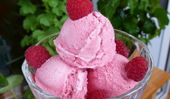 ягодное мороженое на сливках