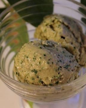 Зеленое мороженое с авокадо и рукколой