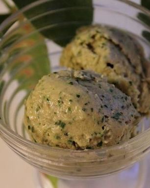 Зеленое мороженое с авокадо и рукколой