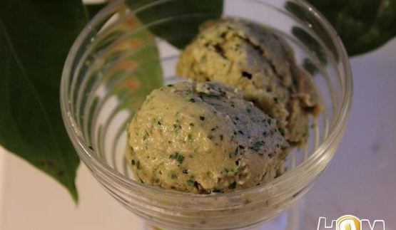 зеленое мороженое с авокадо и рукколой