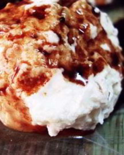 Рецепт орехова-творожных шарики с шоколадным соусом