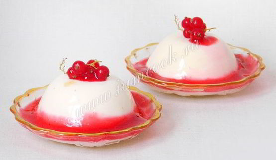 панна котта с красной смородиной