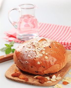 Деревенский пасхальный каравай с орехами