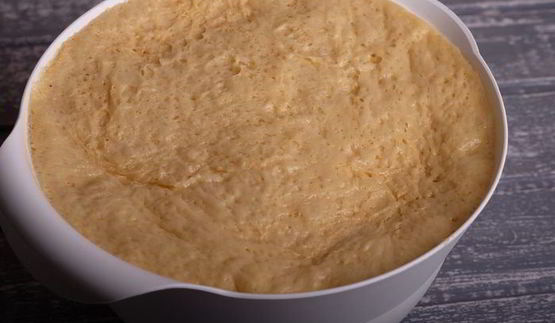 кулич с изюмом, цукатами и вяленой клюквой