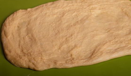 кулич с изюмом, цукатами и вяленой клюквой