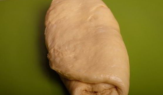 кулич с изюмом, цукатами и вяленой клюквой