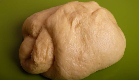 кулич с изюмом, цукатами и вяленой клюквой