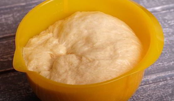 кулич с изюмом, цукатами и вяленой клюквой