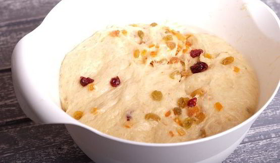 кулич с изюмом, цукатами и вяленой клюквой