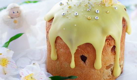 кулич с изюмом, цукатами и вяленой клюквой