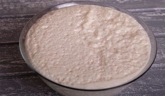 кулич с изюмом, цукатами и вяленой клюквой