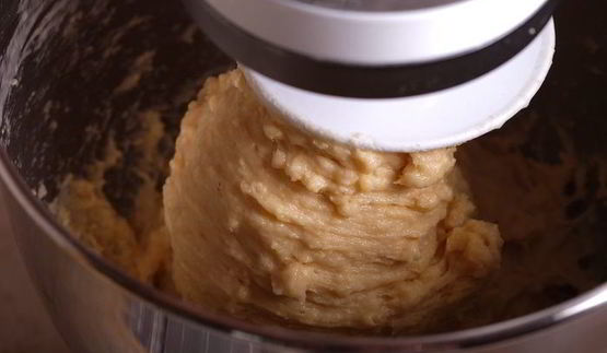 кулич с изюмом, цукатами и вяленой клюквой