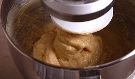 кулич с изюмом, цукатами и вяленой клюквой