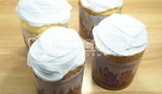 кулич с изюмом