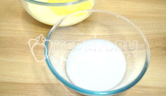 кулич с изюмом