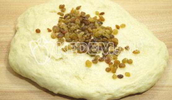 кулич с изюмом