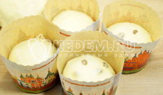 кулич с изюмом