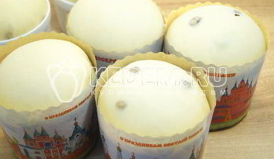 кулич с изюмом