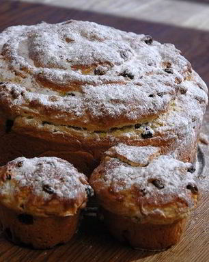 Кулич с миндалем и изюмом