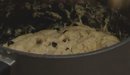 кулич с миндалем и изюмом