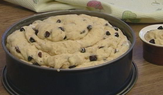 кулич с миндалем и изюмом