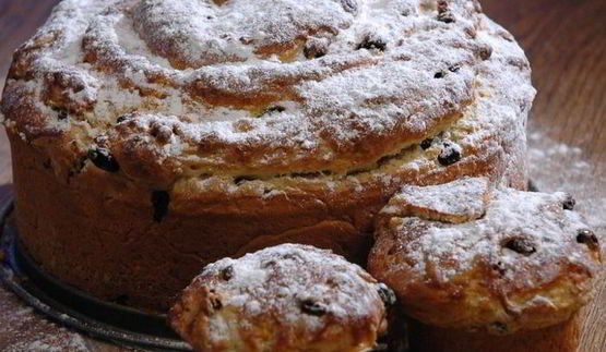 кулич с миндалем и изюмом