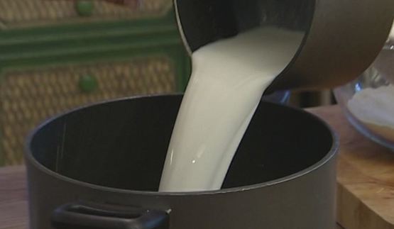 кулич с миндалем и изюмом