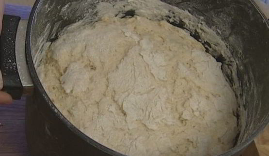 кулич с миндалем и изюмом