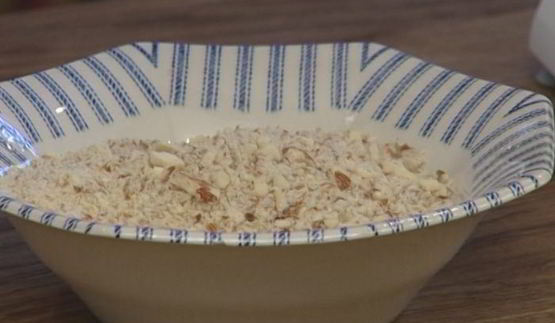 кулич с миндалем и изюмом