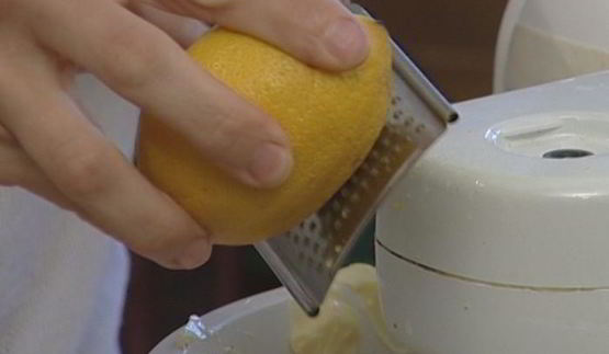 кулич с миндалем и изюмом