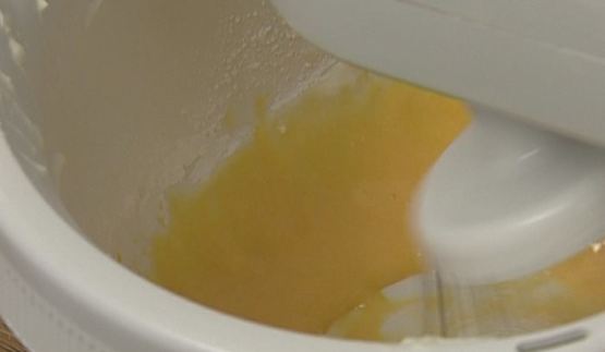 кулич с миндалем и изюмом