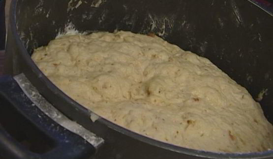 кулич с миндалем и изюмом