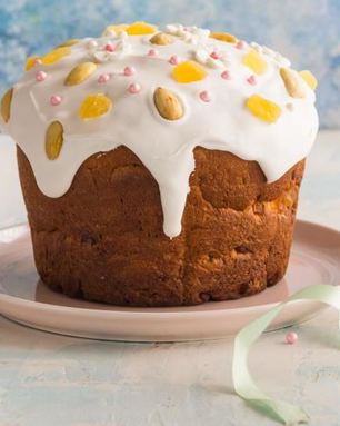 Кулич с цукатами, миндалем и изюмом