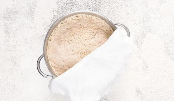 кулич с цукатами, миндалем и изюмом