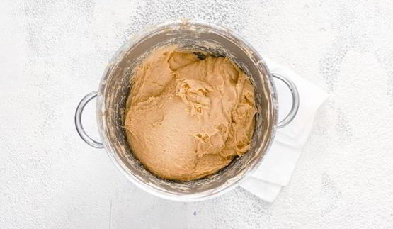 кулич с цукатами, миндалем и изюмом